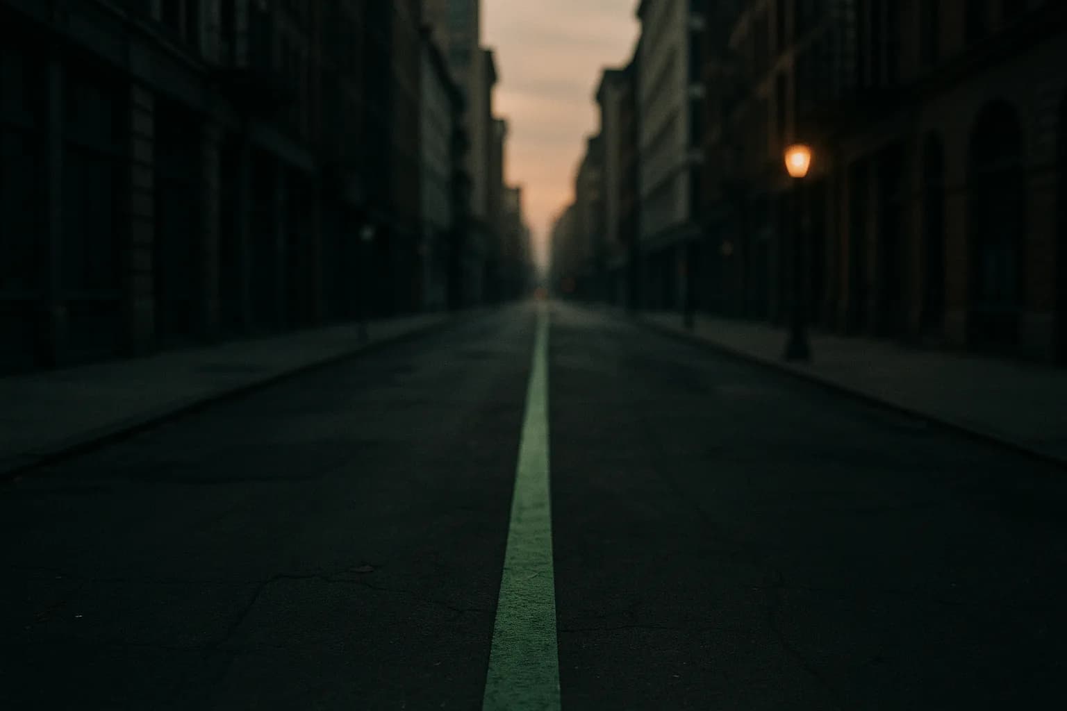 Ligne verte peinte au sol traversant une ville déserte à l'aube, seule signalétique d'un parcours invisible qui s'éloigne entre les façades, métaphore d'une direction artistique devenue la communication entière d'une ville