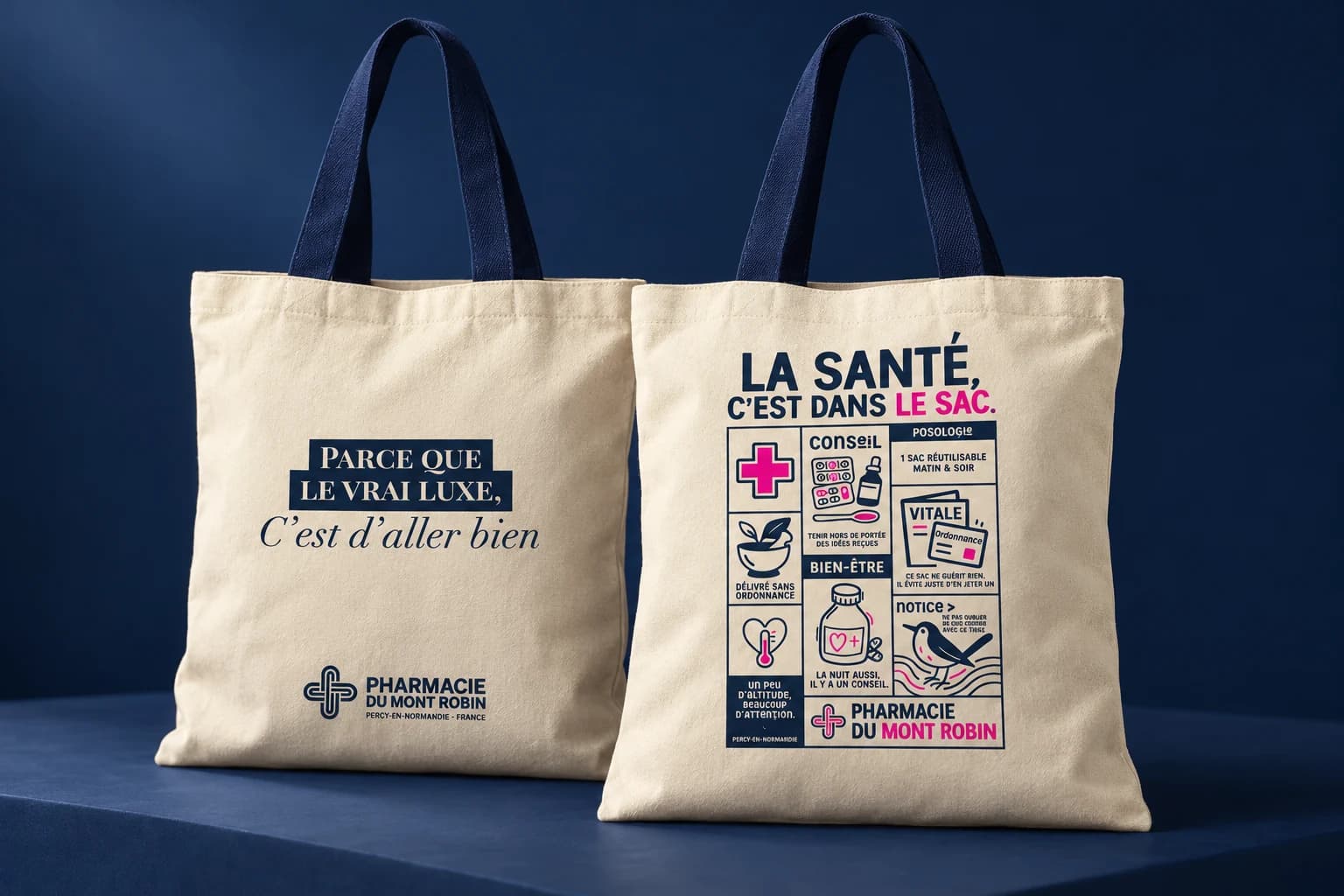 Pharmacie du Mont Robin, deux sacs en toile écrue à anses marine, mise en scène studio simulée