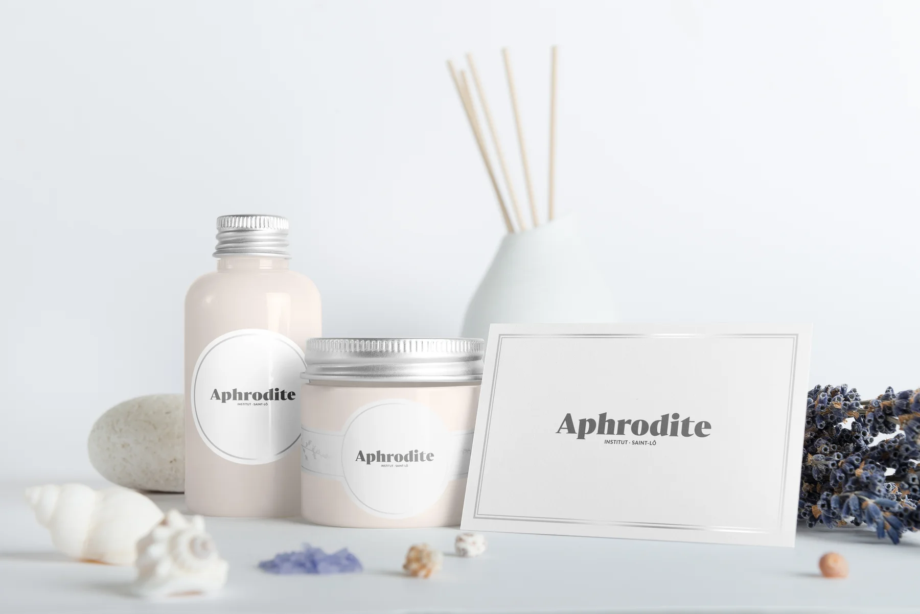 Aphrodite : déclinaison de l’identité sur des supports et objets de marque
